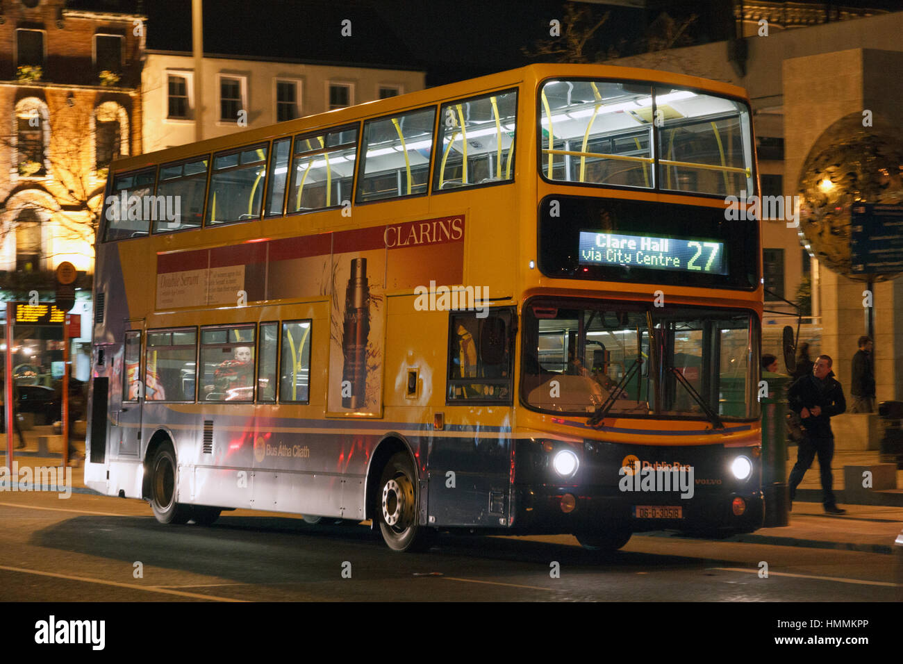 DUBLIN, Irland - FEB 15: A Dublin City-Bus am 15. Februar 2014 in Dublin, Irland. Dublin ist ein beliebtes Touristenziel mit 6,5 Millionen Besuchern aus Stockfoto