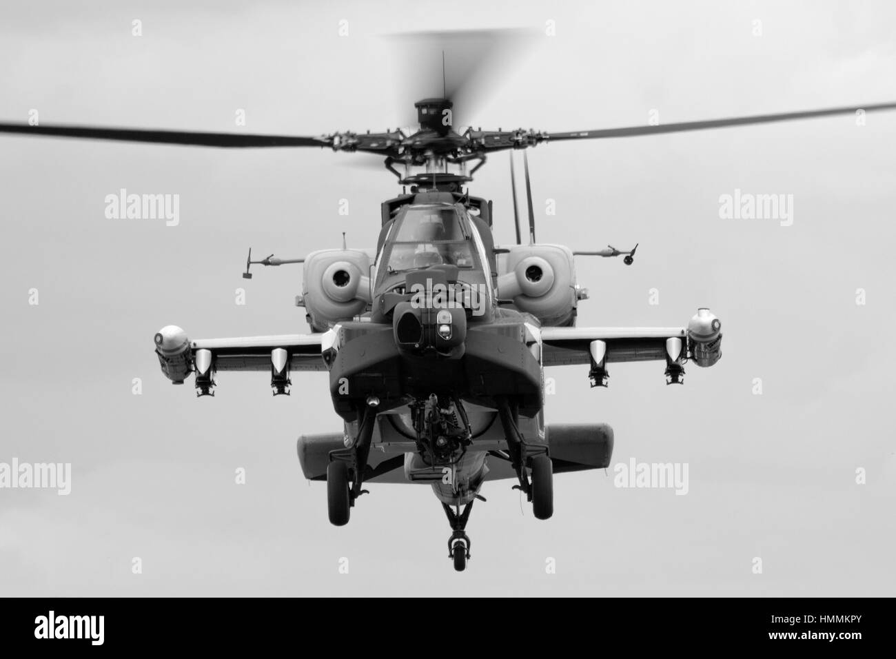GILZE-RIJEN, Niederlande-20. Juni 2014: Niederländische Luftwaffe AH-64 Apache über den Boden während der Royal Air Force Niederlande. Stockfoto