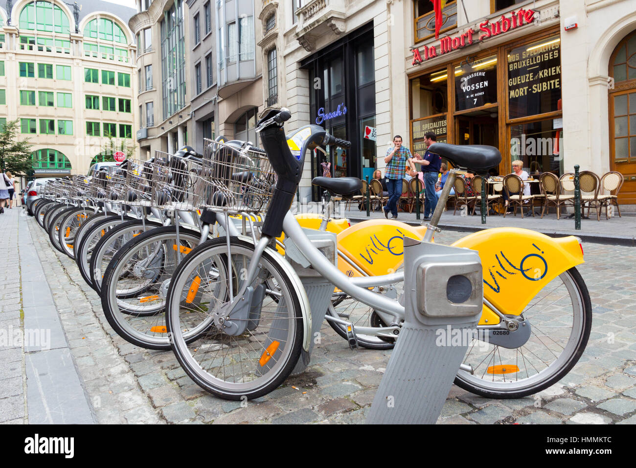 Brüssel, Belgien - 30. Juli 2014: Gelbe Fahrräder der Selbstbedienung Villo im historischen Zentrum von Brüssel zu vermieten Stockfoto