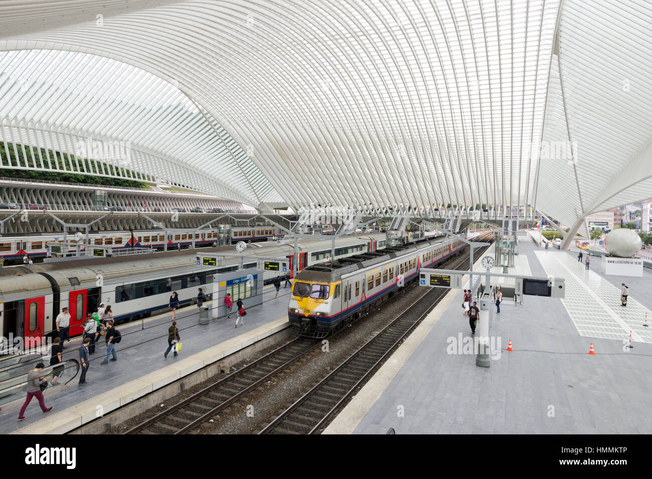 Lüttich, Belgien - 5 AUG: The Liège-Guillemins Bahnhof am 5. August 2014 in Belgien. Diese Station besteht aus Stahl, Glas und weißem Beton d Stockfoto