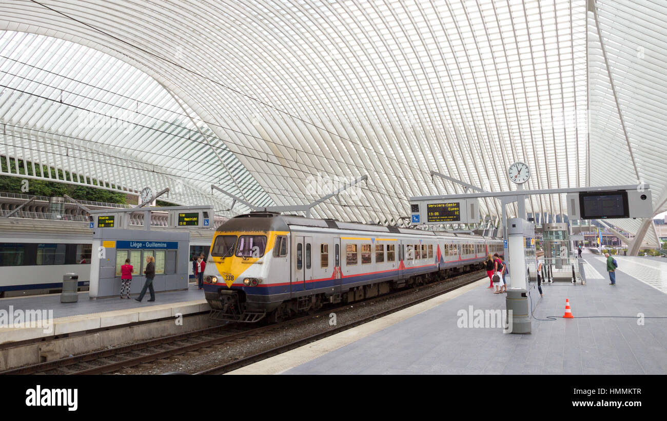 Lüttich, Belgien - 5. August 2014: The Liège-Guillemins Bahnhof. Diese Station besteht aus Stahl, Glas und weißem Beton, entworfen von spanischen archit Stockfoto