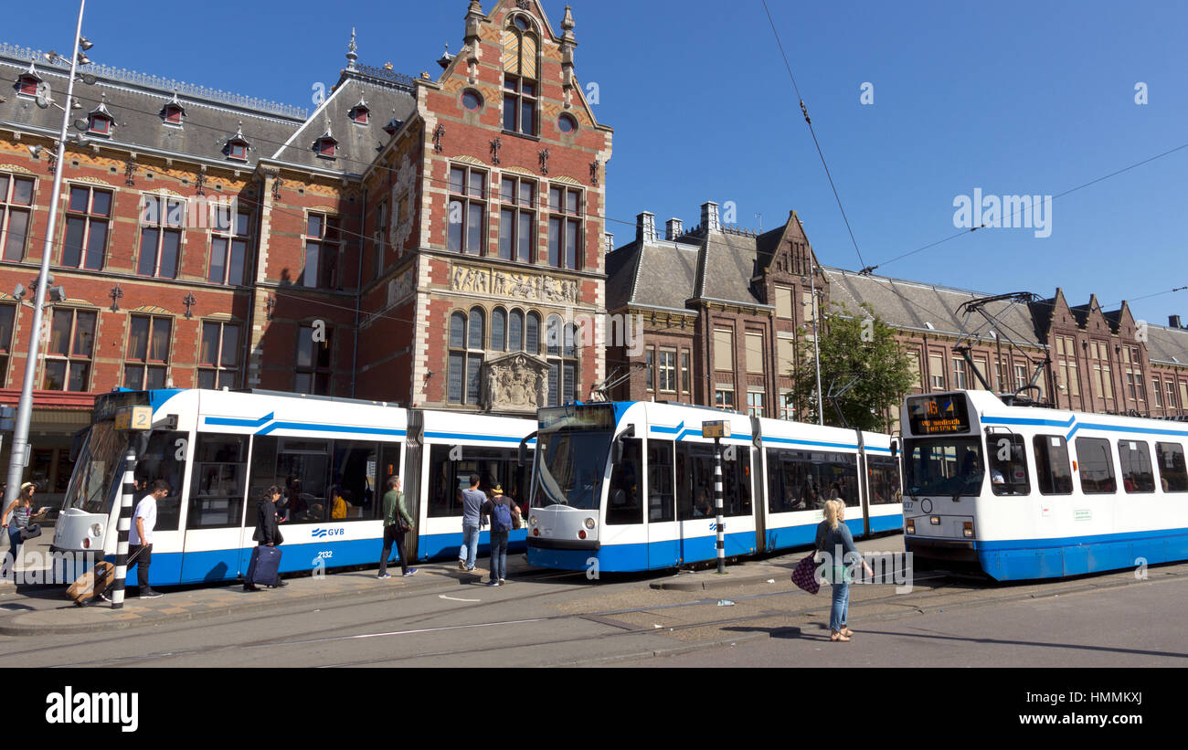 AMSTERDAM - 27 AUGUST: Moderne Straßenbahnen vor Amsterdam Central Station auf Augist 27, 2014 in Amsterdam, Niederlande. Die Stadt Straßenbahn-Netz ist Stockfoto