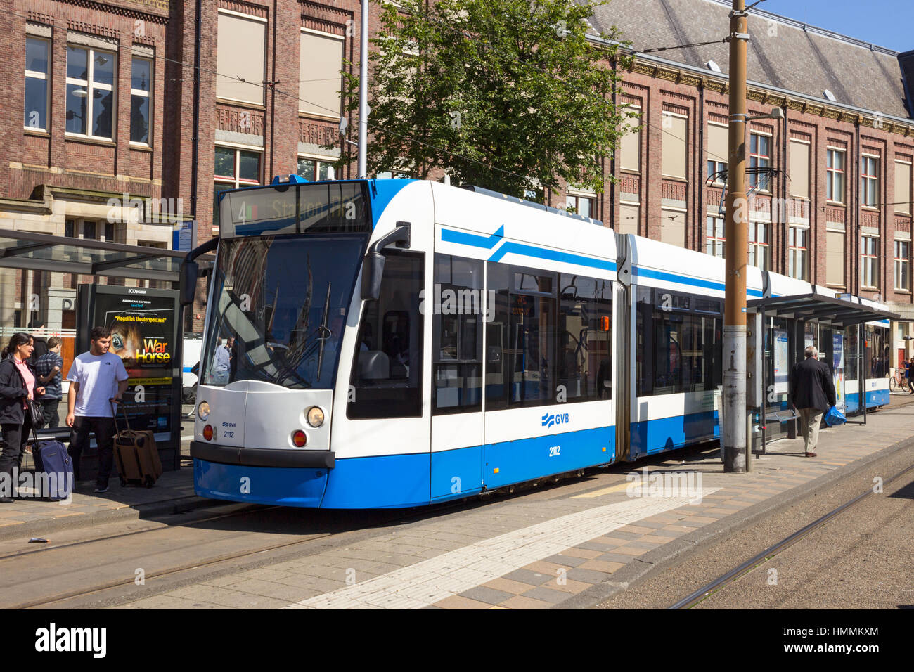AMSTERDAM - 27. August 2014: ÖPNV Unternehmen GVB-Straßenbahn vor der Amsterdamer Hauptbahnhof. Straßenbahnnetz der Stadt ist das größte Straßenbahnnetz Stockfoto