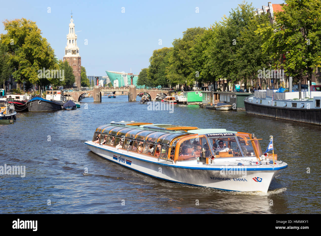 AMSTERDAM, Niederlande - 27. August 2014: Kanalboot in einer Gracht in Amsterdam. Die Stadt ist die Welten die meisten wässrigen Stadt. Es hat mehrere hun Stockfoto