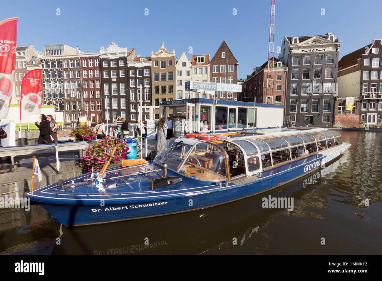 AMSTERDAM, Niederlande - 27 AUG: Kanalboot vor typischen Amsterdamer Grachtenhäuser am 27. August 2014. Amsterdam ist die weltweit am meisten wässrigen Stadt. Es Stockfoto