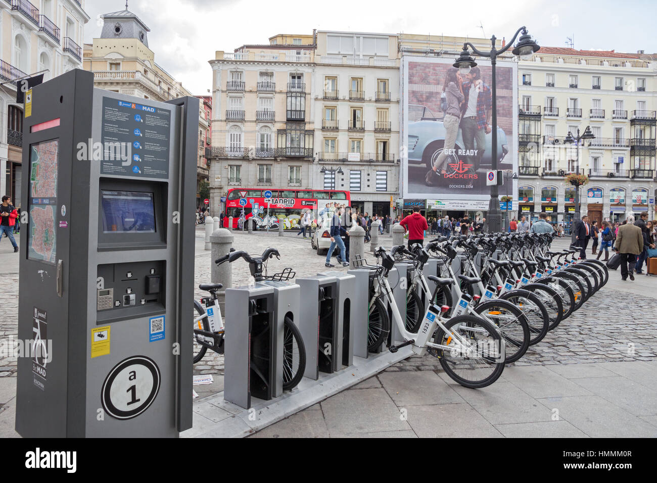 MADRID, Spanien - 10. Oktober 2014: Fahrräder auf dem Bürgersteig geparkt Zugehörigkeit zu Madrid öffentliche System (BiciMad) Stockfoto