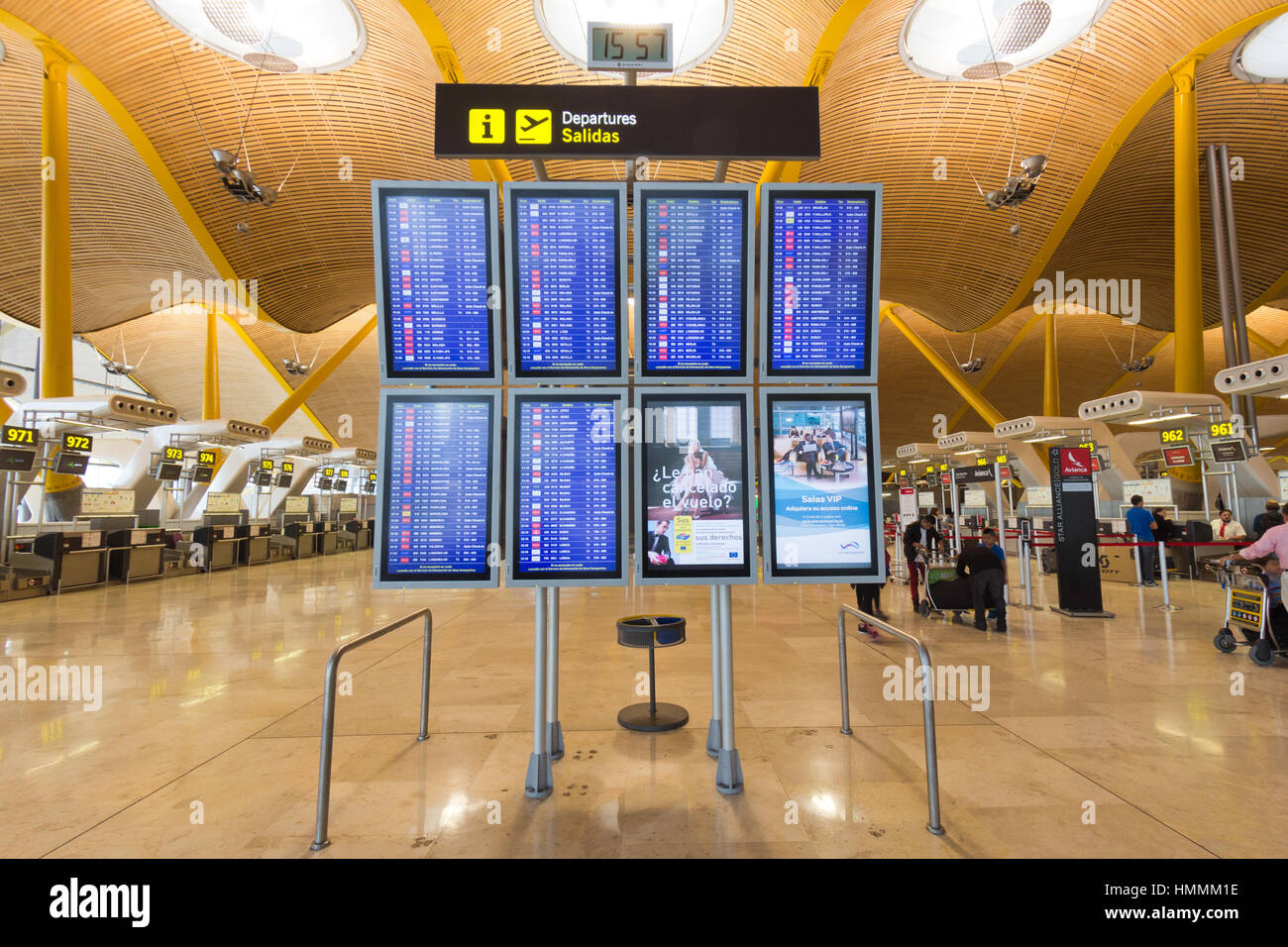 MADRID - Okt 11: Abflüge Informationstafeln am Flughafen Madrid-Barajas am 11. Oktober 2014 in Madrid, Spanien.  Der Flughafen ist, dass große Spaniens Stockfoto