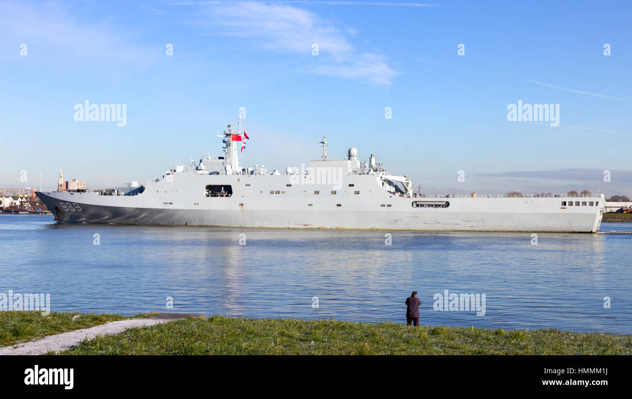 ROTTERDAM - 30. Januar 2015: Die chinesische PLA Navy amphibische Transportschiff Changbai Shan (989) verlassen den Hafen von Rotterdam nach dem ersten jemals besuchen Stockfoto