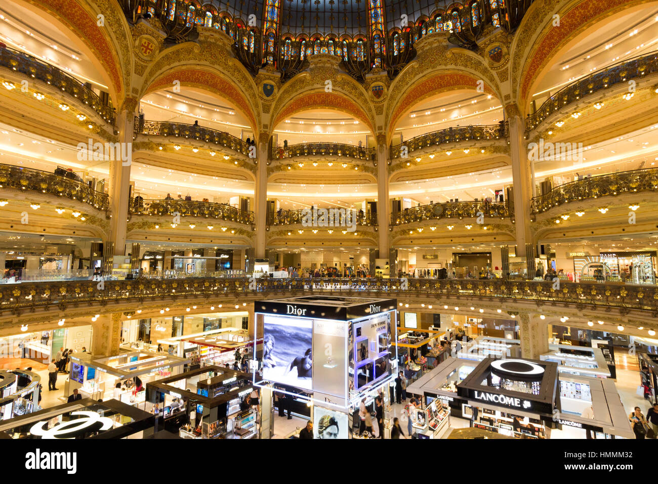 PARIS, Frankreich - 18. Juni 2015: Innenraum der Galeries Lafayette in Paris. Der Architekt Georges Chedanne entwarf im Store, wo ein Jugendstil-glas Stockfoto