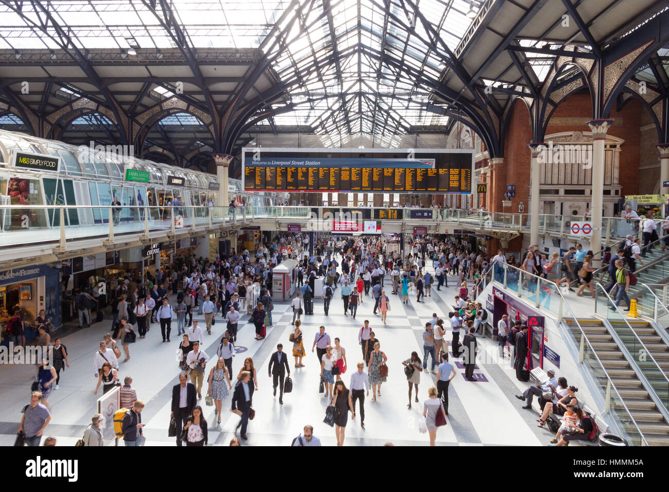 London, UK - 1. Juli 2015: London Liverpool Street Station während der Hauptverkehrszeit. Stockfoto