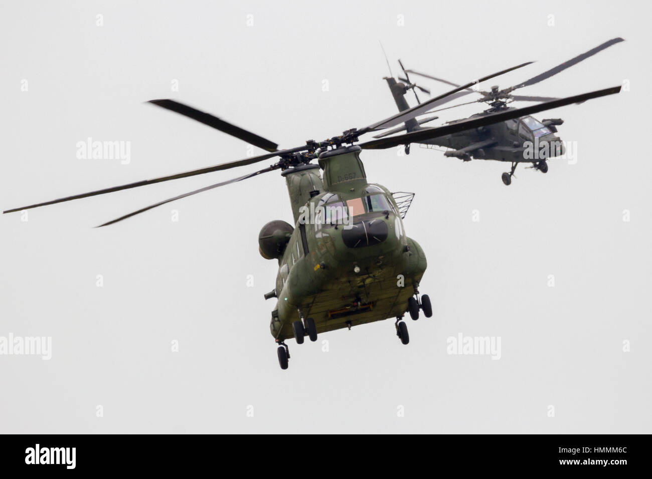 LEEUWARDEN, Niederlande - 10. Juni 2016: Niederländische Chinook und Apache Hubschrauber fliegen während der Royal Air Force Niederlande Stockfoto