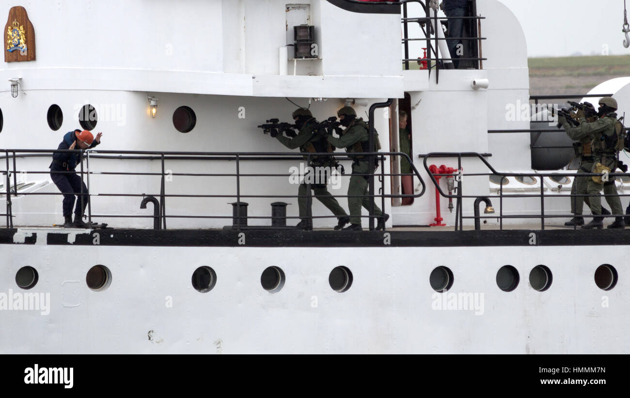 DEN HELDER, Niederlande - 23.Juni: Niederländische Marines Eingabe eines Schiffes während einer Anti Piraterie Demonstrion an die niederländische Marine-Tage am 23. Juni 2013 in Den Stockfoto