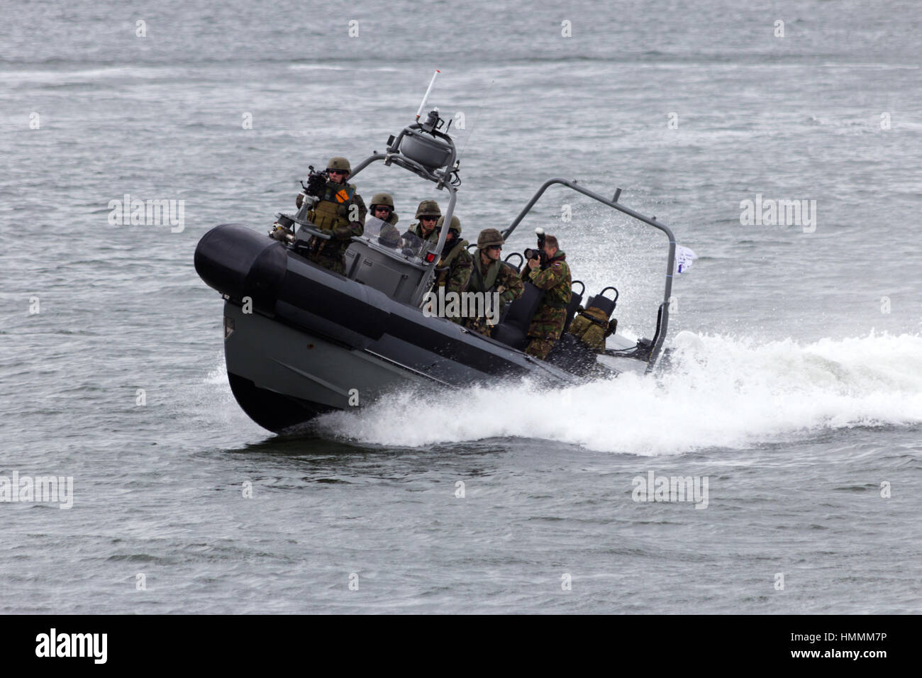DEN HELDER, Niederlande - 23.Juni: Niederländische Marines in einem Schnellboot während einem Angriff Demo an die niederländische Marine-Tage am 23. Juni 2013 in Den Helder, die Stockfoto