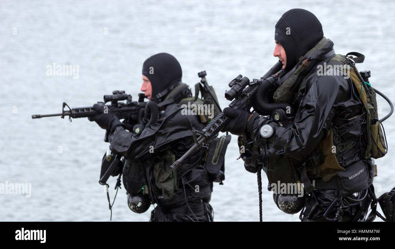 DEN HELDER, Niederlande - 23.Juni: Dutch Special Forces während eine amphibische Demo während der niederländischen Marine-Tage am 23. Juni 2013 in Den Helde Stockfoto