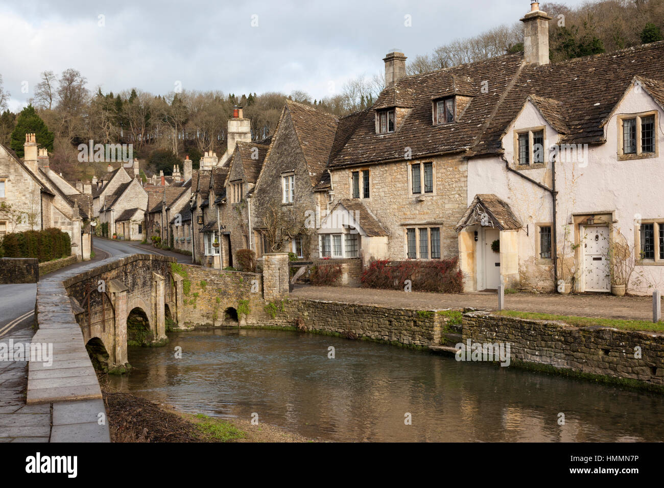 Die malerischen Cottages neben der Brook River Bridge im Cotswold Dorf Castle Combe, Wiltshire, England, Großbritannien Stockfoto