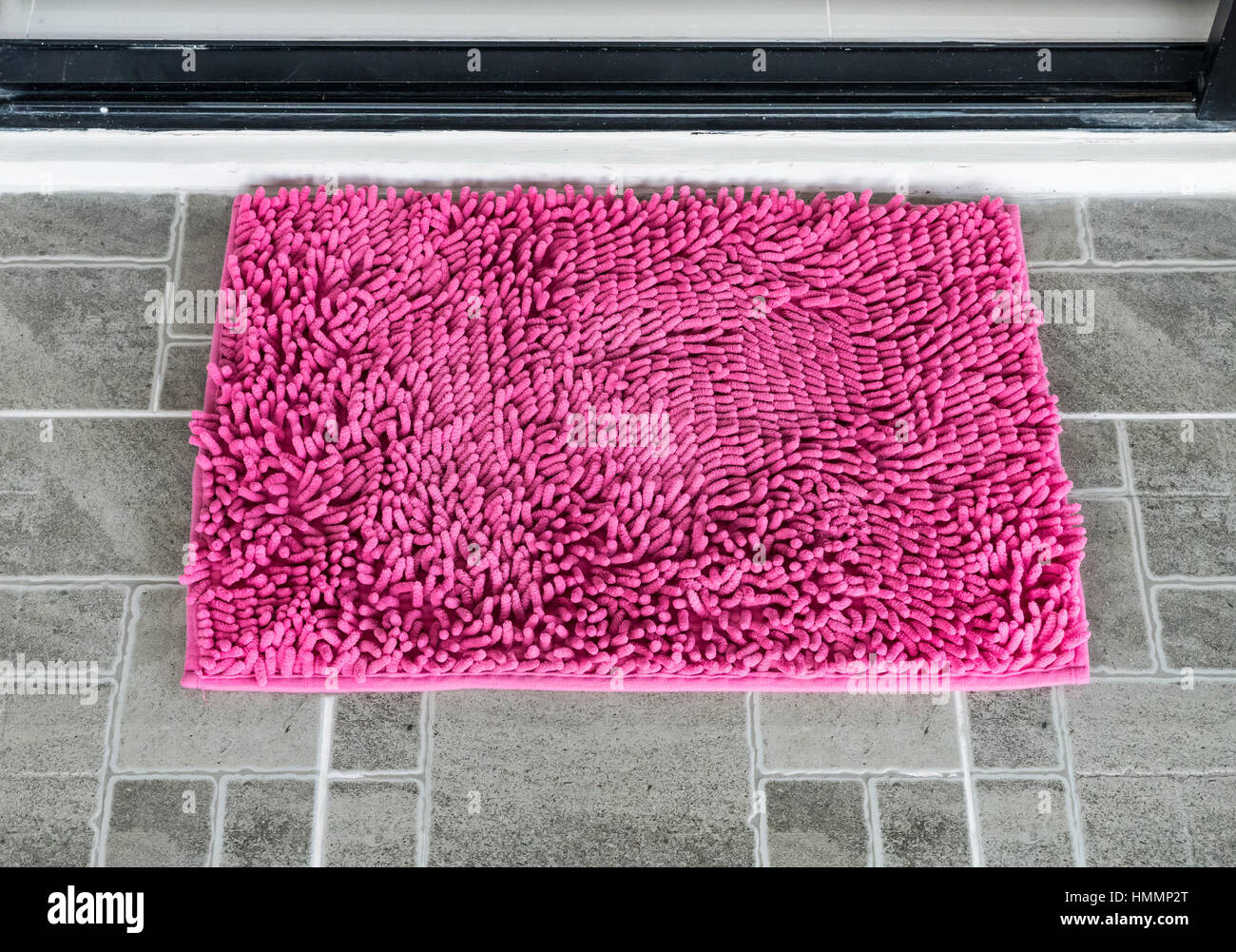 Weiche Matte mit der rosa Farbe auf vor der Haustür. Stockfoto