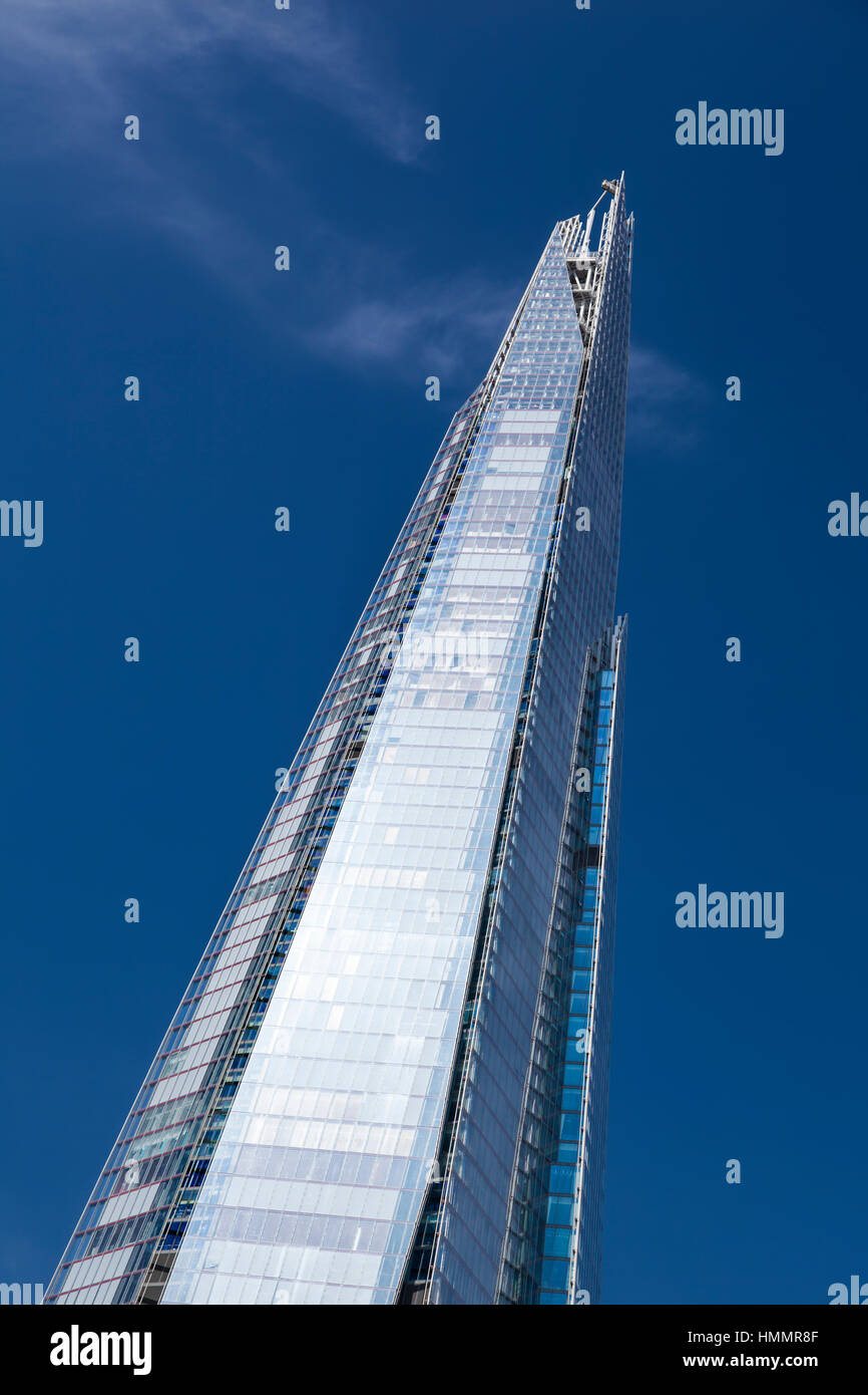 LONDON - 21 AUGUST: The Shard London mit blauem Himmel. Das neue Hochhaus ist das höchste Gebäude in Westeuropa am 21. August 2013 Stockfoto