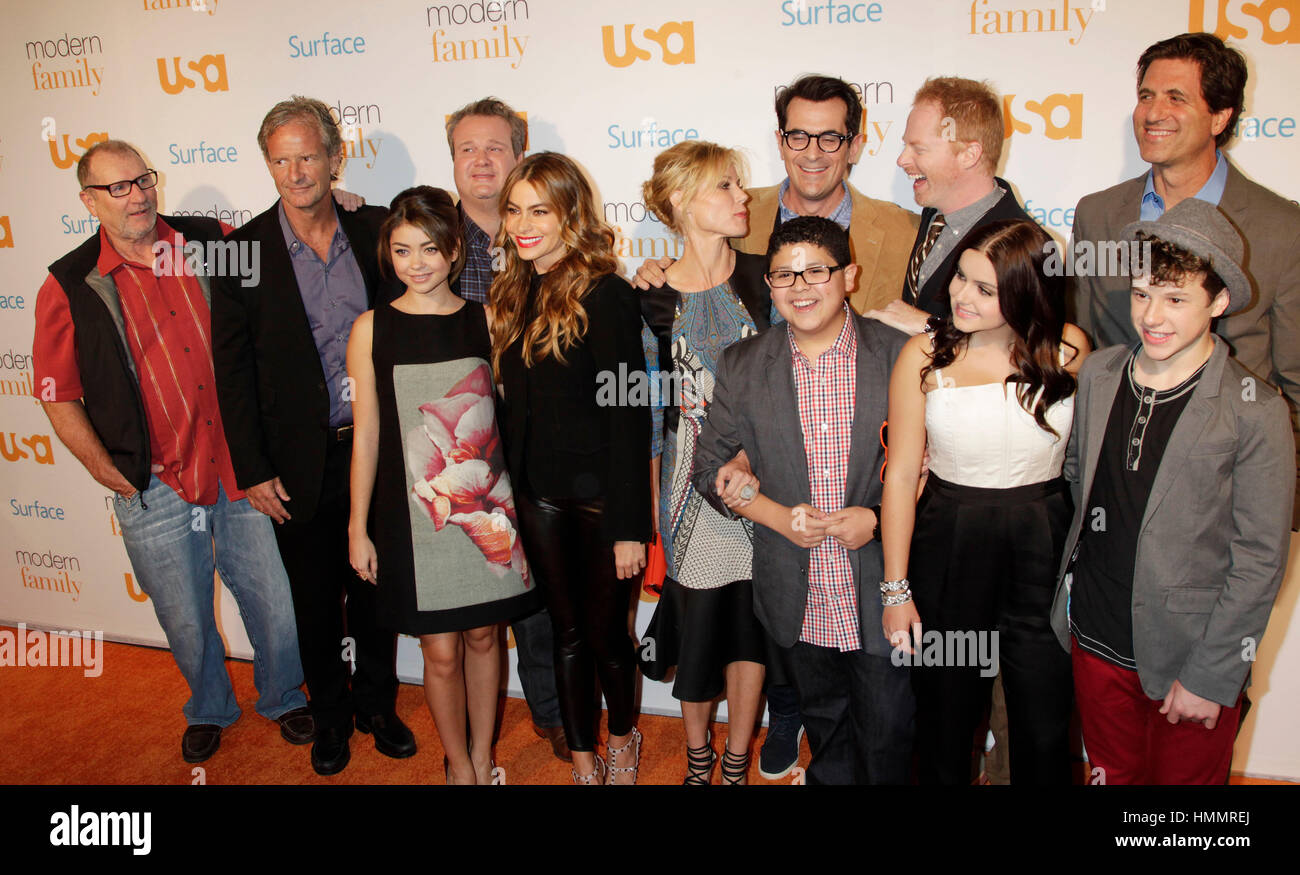 Von links: Ed O'Neill, Chris Lloyd, Sarah Hyland, Eric Stonestreet, Sofia Vergara, Julie Bowen, Rico Rodriguez, Ty Burrell, Jesse Tyler Ferguson, Ariel Winter, Steve Levitan und Nolan Gould erscheinen am der USA Network moderne Familie Fan Appreciation Day am 28. Oktober 2013 in Los Angeles, Kalifornien. Foto von Francis Specker Stockfoto