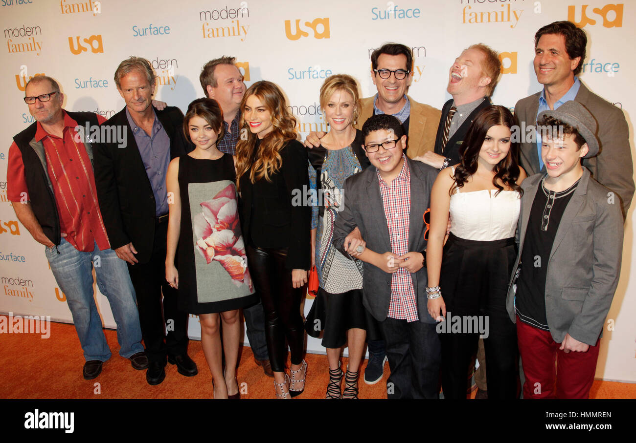 Von links: Ed O'Neill, Chris Lloyd, Sarah Hyland, Eric Stonestreet, Sofia Vergara, Julie Bowen, Rico Rodriguez, Ty Burrell, Jesse Tyler Ferguson, Ariel Winter, Steve Levitan und Nolan Gould erscheinen am der USA Network moderne Familie Fan Appreciation Day am 28. Oktober 2013 in Los Angeles, Kalifornien. Foto von Francis Specker Stockfoto