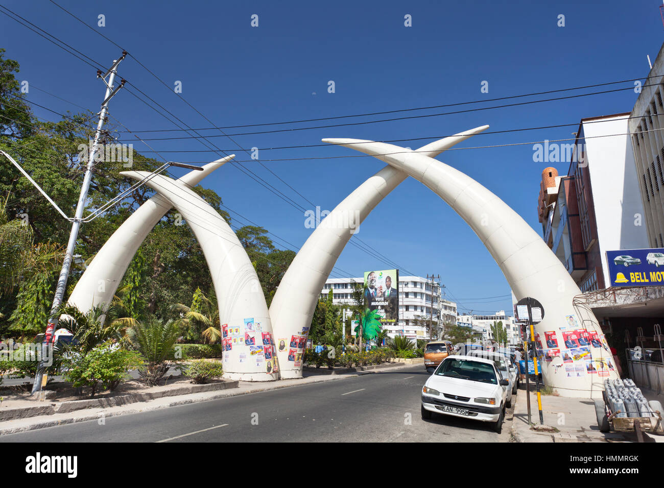 Mombasa, Kenia - Februar 18: Die berühmten riesigen Elefanten-Stoßzähne auf der Moi Avenue in Mombasa, Kenia am 18. Februar 2013 Stockfoto