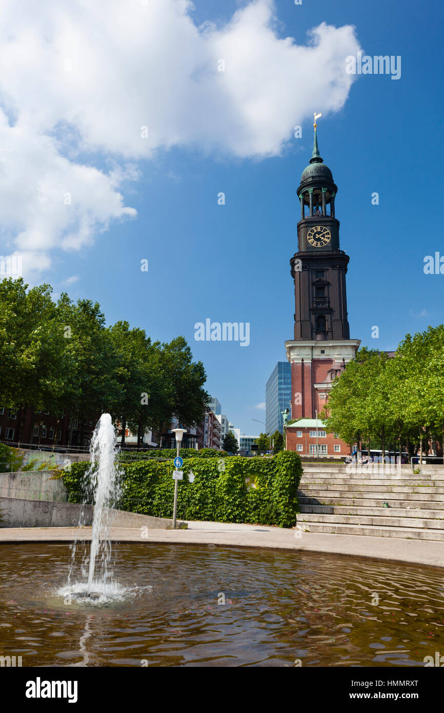 Hamburg, Deutschland - 5 Juli: Die berühmte St. Michaelis Kirche (Michel) in Hamburg mit einem Park-Brunnen im Vordergrund, Deutschland am 5. Juli 2013 Stockfoto