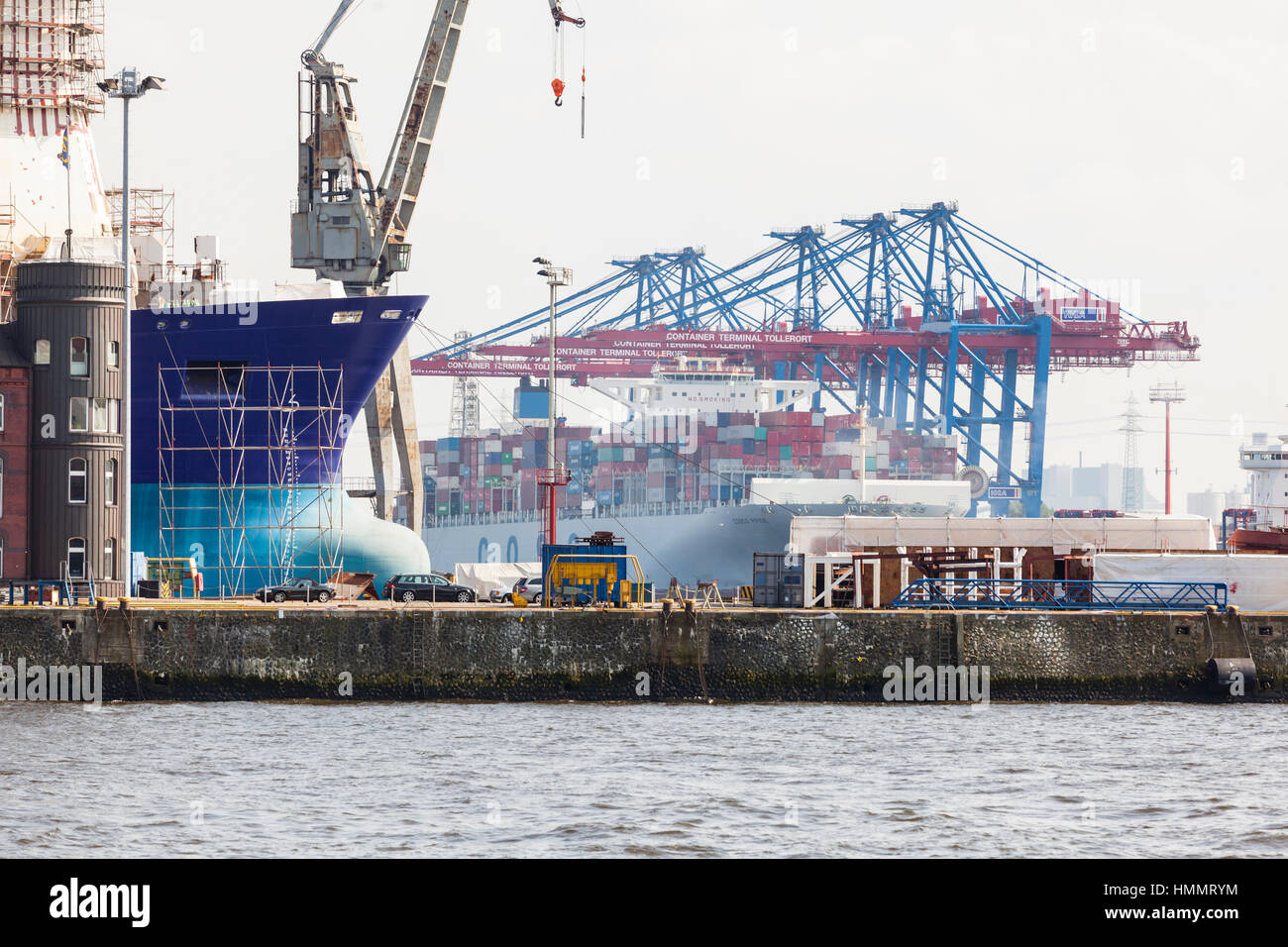 Hamburg, Deutschland - 5 Juli: Riesen Schiff im Containerhafen mit hohen Kräne im Hafen Hamburg, Deutschland am 5. Juli 2013 Stockfoto