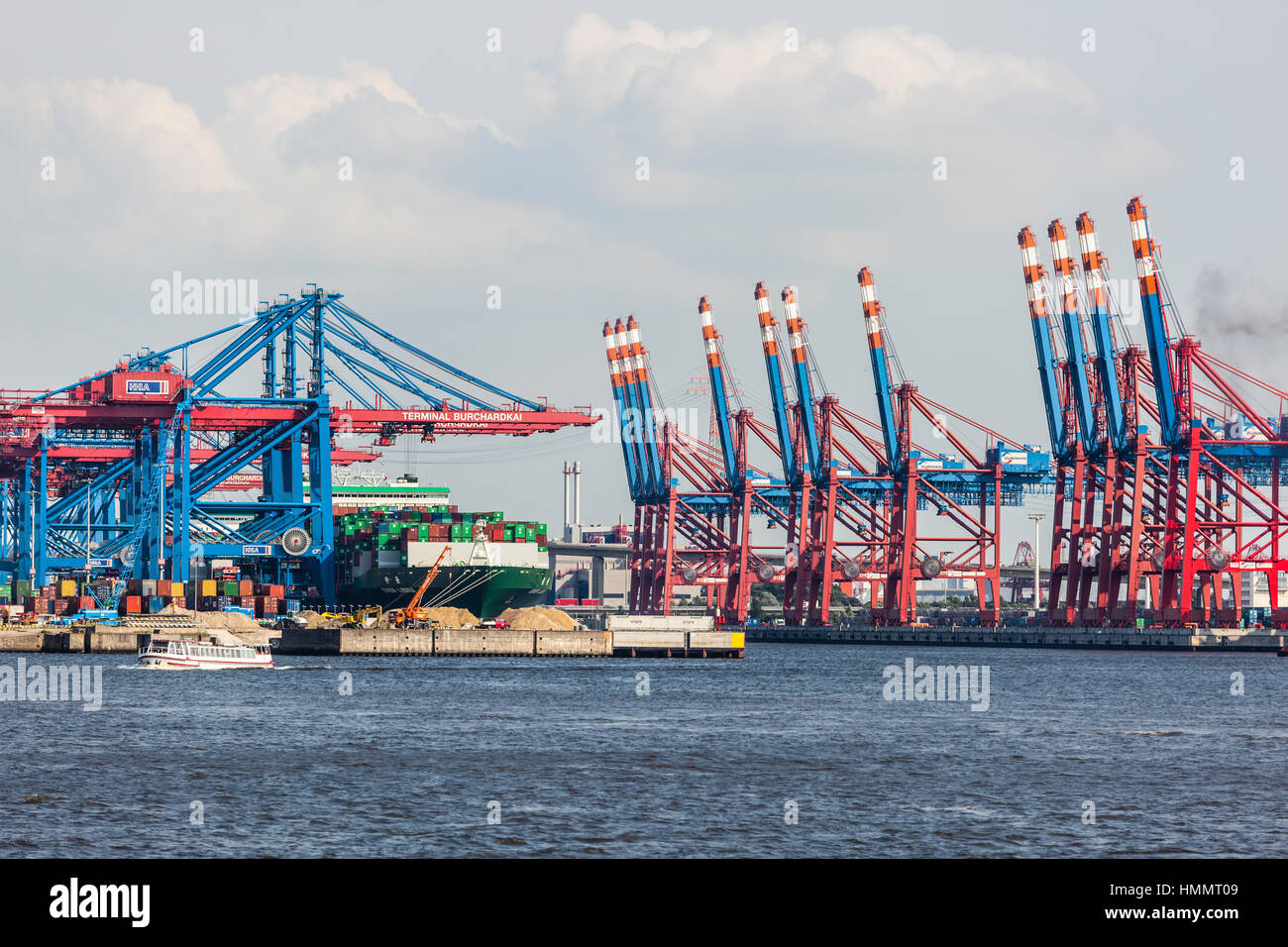 Hamburg, Deutschland - 5 Juli: Containerschiff im Containerhafen mit hohen Kräne im Hafen Hamburg, Deutschland am 5. Juli 2013 Stockfoto