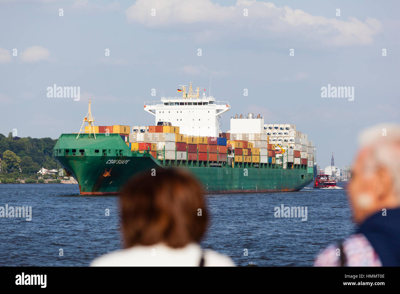 Hamburg, Deutschland - 5 Juli: Touristen beobachten ein Containerschiff auf der Elbe in Hamburg, Deutschland am 5. Juli 2013 Stockfoto