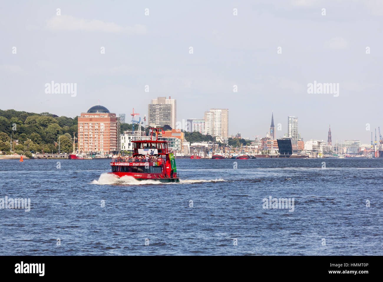 Hamburg, Deutschland - 5 Juli: Touristen auf einem Schiff auf der Elbe in Hamburg, Deutschland am 5. Juli 2013 Stockfoto