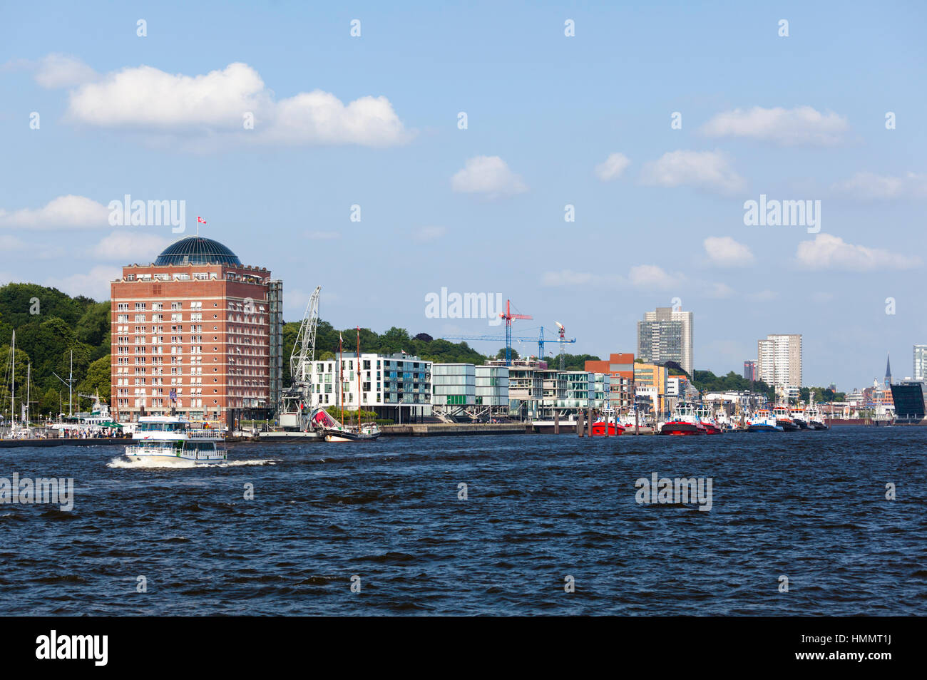 Hamburg, Deutschland - 5 Juli: Skyline und die Ufer der Elbe im Hamburger Hafen, Deutschland am 5. Juli 2013 Stockfoto