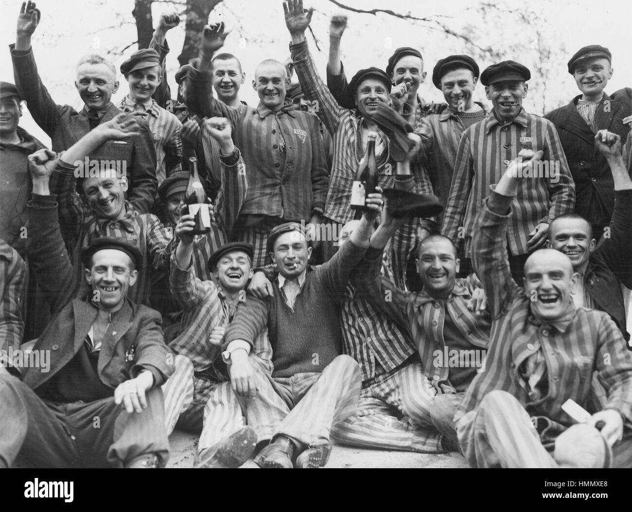 Polnische Häftlinge der Konzentrationslager Dachau feiern ihre Befreiung durch amerikanische Truppen am 29. April 1945 Stockfoto