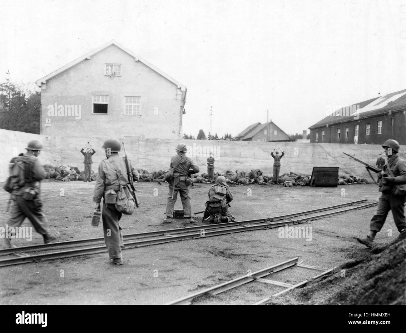 KZ Dachau - uns Armee Foto vorgibt, die Ausführung der SS zeigen im Bereich Kohle Hof am 29. April 1945 bewacht. Stockfoto