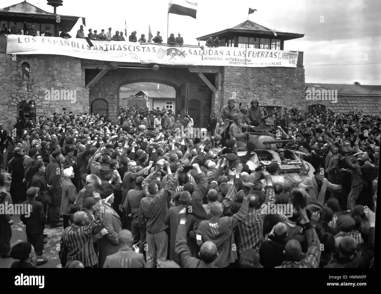 MAUTHAUSEN-GUSEN Konzentrationslager in der Nähe von Linz, Österreich. Befreite Gefangenen willkommen Panzer der USA 11. Panzerdivision am 6. Mai 1945.  Willkommen Banner wurde von spanischen Gefangenen gemacht.  Foto: Cpl Donald Ornitz / US-Beamter Stockfoto