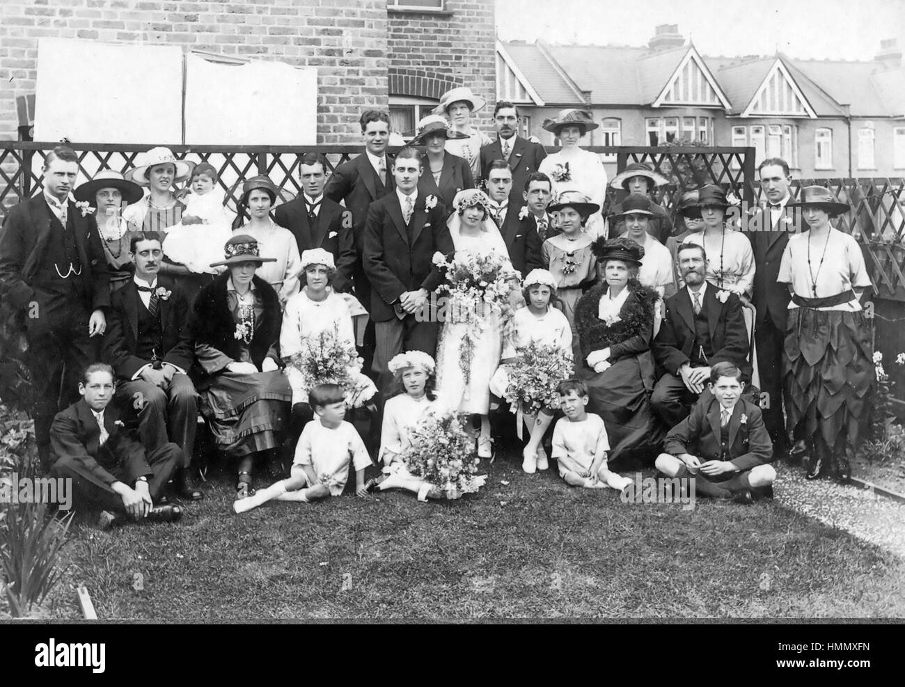 ENGLISCHE Hochzeit Gruppe um 1920 Stockfoto