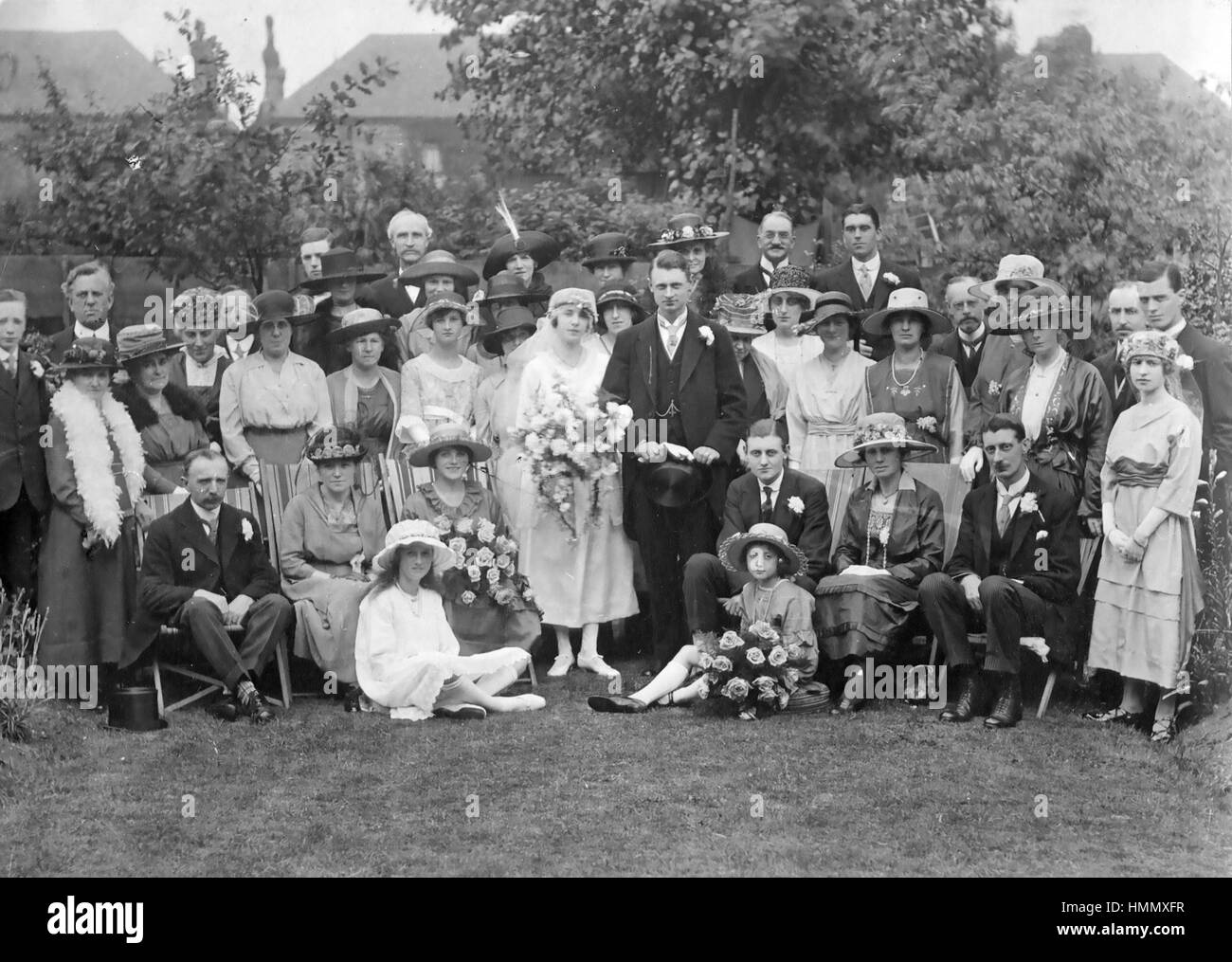 Mode der 1920er Jahre englische Hochzeit in der Familie Gruppe um 1920 Stockfoto