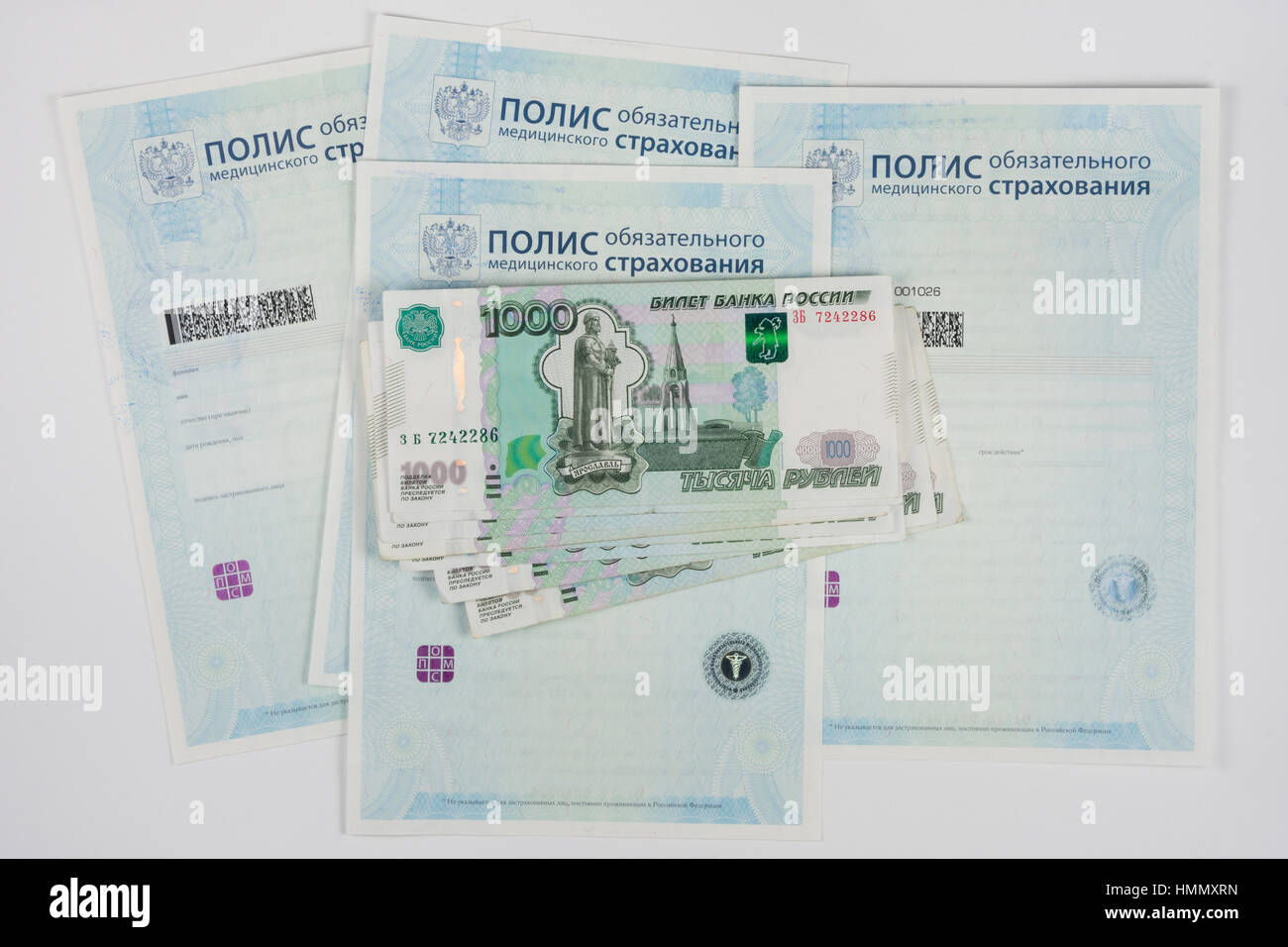 Russisches Geld ist auf die Politik der obligatorischen medizinischen Versicherung, weißer Hintergrund Stockfoto