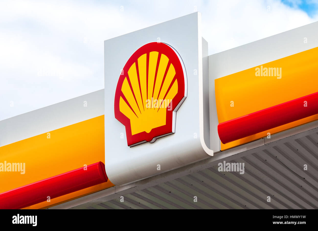 ST. PETERSBURG, Russland - 31. Juli 2016: Das Emblem der Royal Dutch Shell Oil Company. Shell ist ein britisch-niederländischen multinationalen Öl- und Gasindustrie Firma inco Stockfoto