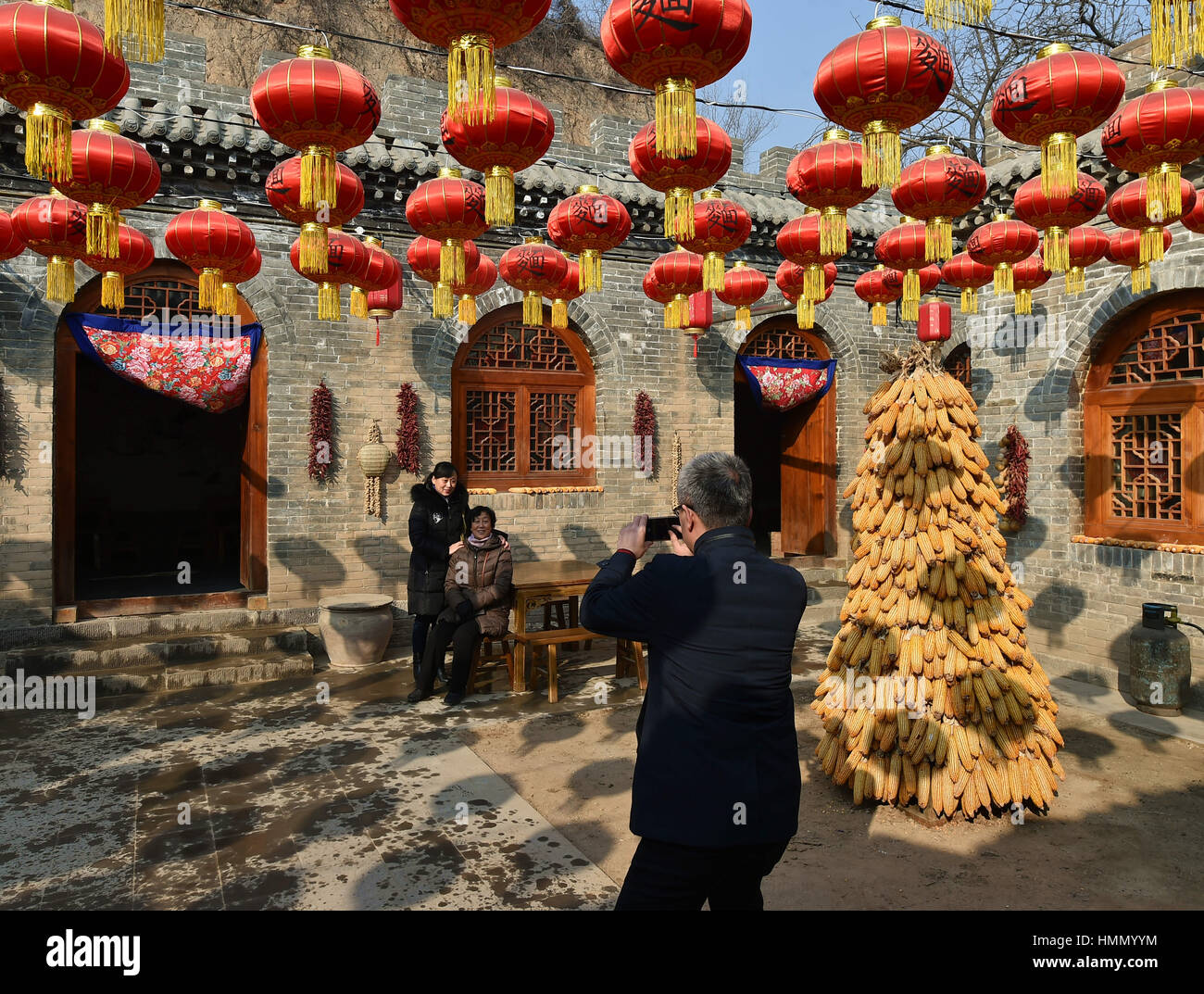 Taiyuan. 4. Februar 2017. Touristen fotografieren in der antiken Stadt Qinglong im Yangqu County im Nordchinas Provinz Shanxi, 4. Februar 2017. Folk-Kultur Themen Tempel fair angezogen Touristen hier mit seinen Besonderheiten. Bildnachweis: Cao Yang/Xinhua/Alamy Live-Nachrichten Stockfoto