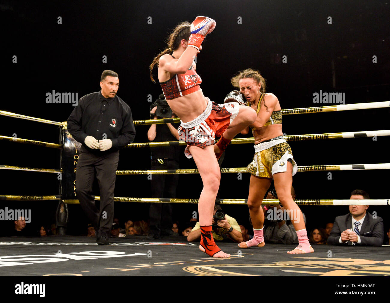 Las Vegas, USA. 3. Februar 2017. Las Vegas, Nevada 3. Februar 2017 - Löwen Kampf 34 im Tropicana Hotel und Casino - Iman "Hübschen Killer" Barlow vs. Meryum "Mergen" Uslu – Löwen kämpfen Frauen Super-Bantamgewicht - Photo Credit: Ken Howard Bilder Credit: Ken Howard/Alamy Live-Nachrichten Stockfoto