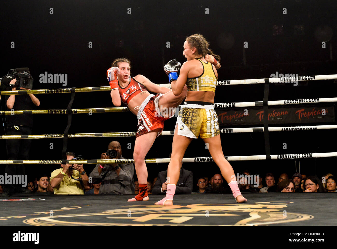Las Vegas, USA. 3. Februar 2017. Las Vegas, Nevada 3. Februar 2017 - Löwen Kampf 34 im Tropicana Hotel und Casino - Iman "Hübschen Killer" Barlow vs. Meryum "Mergen" Uslu – Löwen kämpfen Frauen Super-Bantamgewicht - Photo Credit: Ken Howard Bilder Credit: Ken Howard/Alamy Live-Nachrichten Stockfoto