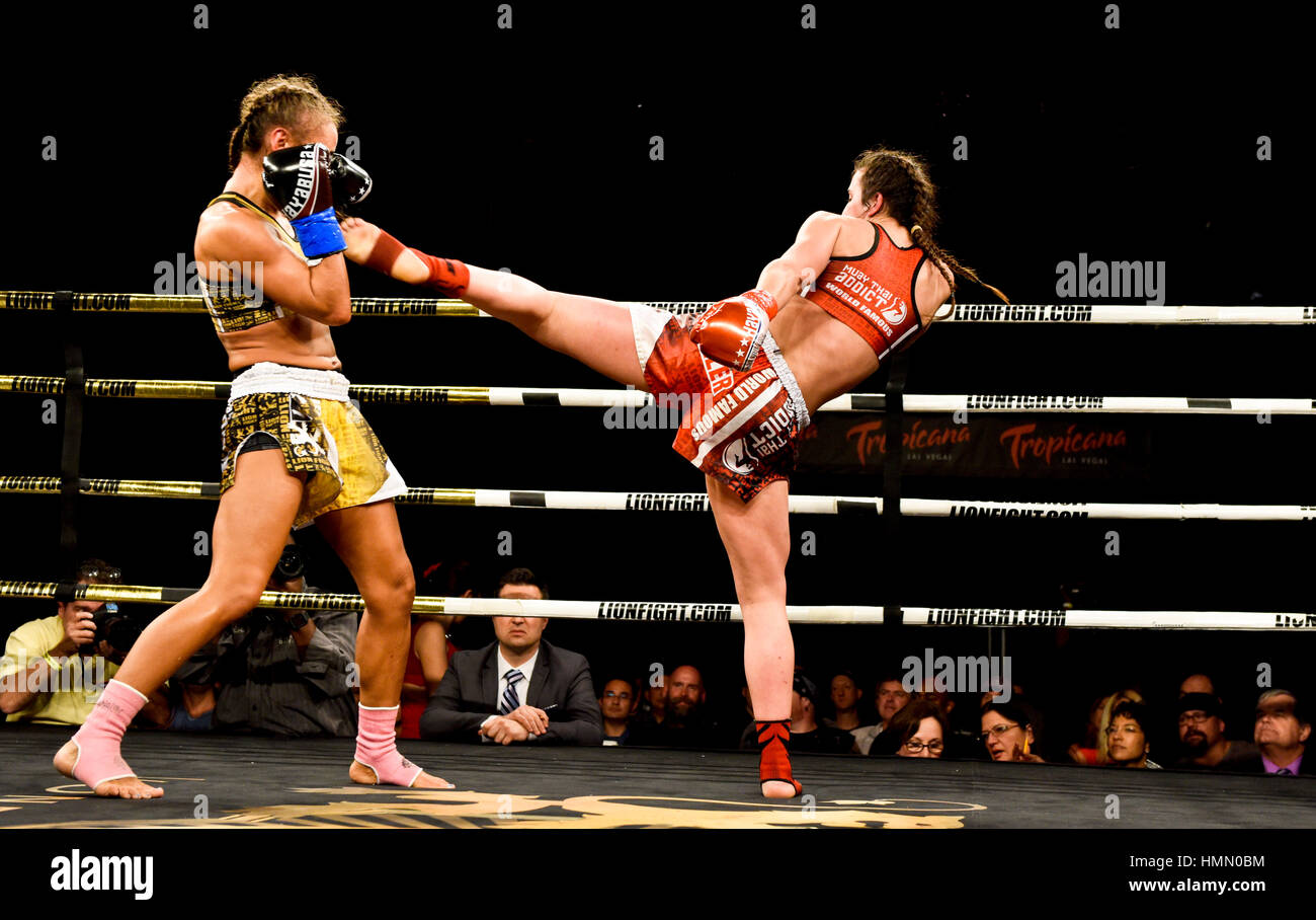 Las Vegas, USA. 3. Februar 2017. Las Vegas, Nevada 3. Februar 2017 - Löwen Kampf 34 im Tropicana Hotel und Casino - Iman "Hübschen Killer" Barlow vs. Meryum "Mergen" Uslu – Löwen kämpfen Frauen Super-Bantamgewicht - Photo Credit: Ken Howard Bilder Credit: Ken Howard/Alamy Live-Nachrichten Stockfoto