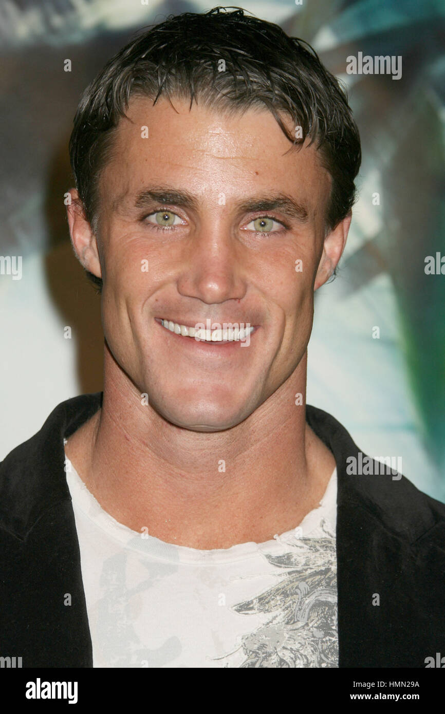 Hollywood, CA, USA. 5. März 2008. 17. Januar 2015 - Burbank, Kalifornien - Fitness-Experte und Reality TV star Greg Plitt wurde geschlagen und getötet von einem Metrolink Zug in Burbank, Kalifornien. Plitt erschien auf Bravo Work Out und Freunde, Liebhaber, die am vergangenen Montag uraufgeführt wurde. Plitt arbeitete nach seinem Abschluss in West Point im Jahr 2000 als ein US Army Ranger. Foto: 5. März 2008 - Hollywood, Kalifornien - Greg Plitt. "10.000 b.c. '' Los Angeles Premiere in Grauman Chinese Theatre. Bildnachweis: Russ Elliot/AdMedia Credit: Russ Elliot/AdMedia/ZUMA Draht/Alamy Live-Nachrichten Stockfoto