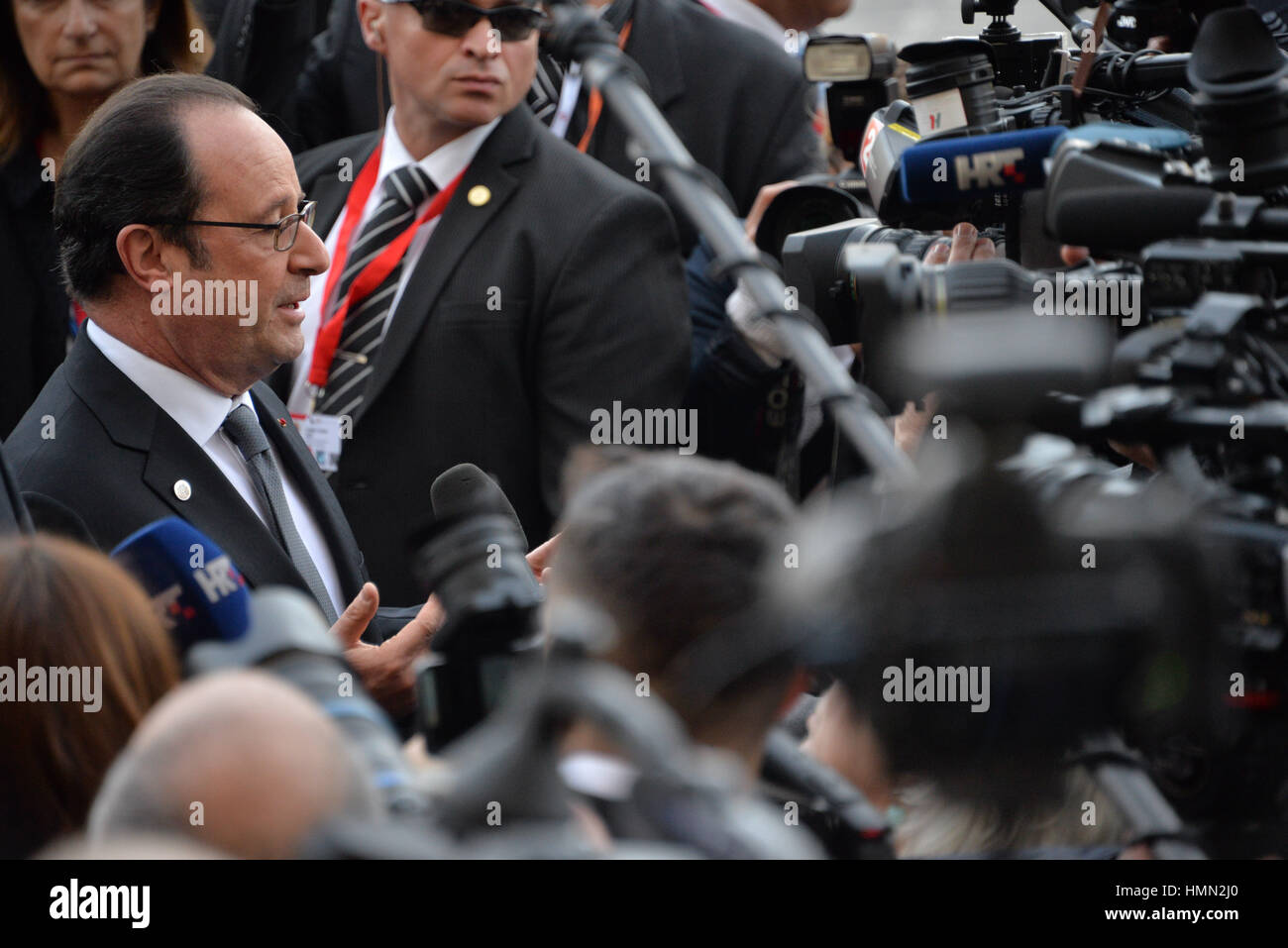 Valletta, Malta. 3. Februar 2017. Der französische Präsident François Hollande kommt auf einem Gipfeltreffen des Europäischen Rates in Valletta, Malta, Freitag, 3. Februar 2017. Ein anhaltenden Strom von Migranten aus dem Nahen Osten und Afrika drängt der Europäische Rat einige Zusammenarbeit mit der libyschen Regierung gegen die Strömung von Migranten entlang der zentralen Mittelmeerroute gefordert zu handeln. Bildnachweis: Kendall Gilbert/Alamy Live-Nachrichten Stockfoto