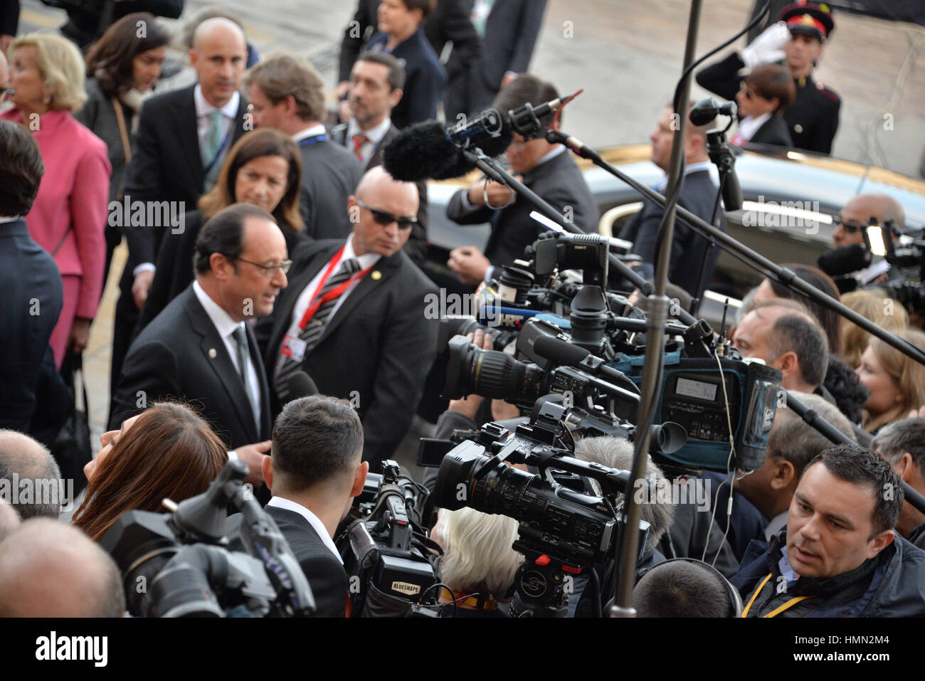 Valletta, Malta. 3. Februar 2017. Der französische Präsident François Hollande kommt auf einem Gipfeltreffen des Europäischen Rates in Valletta, Malta, Freitag, 3. Februar 2017. Ein anhaltenden Strom von Migranten aus dem Nahen Osten und Afrika drängt der Europäische Rat einige Zusammenarbeit mit der libyschen Regierung gegen die Strömung von Migranten entlang der zentralen Mittelmeerroute gefordert zu handeln. Bildnachweis: Kendall Gilbert/Alamy Live-Nachrichten Stockfoto