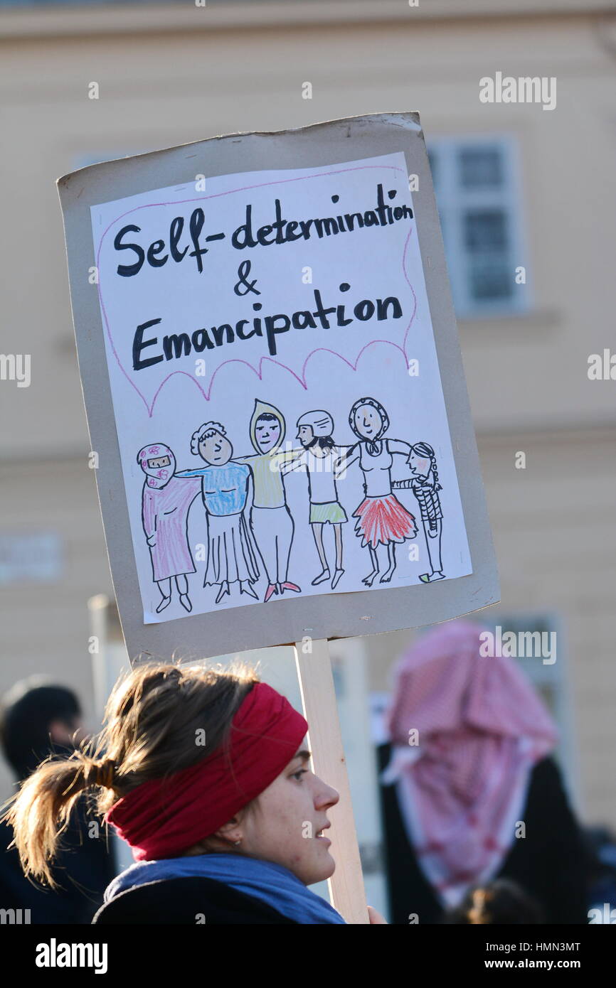 Wien, Österreich. 04. Februar 2017. OSTERREICH, Wien: Demonstration MuslimBanAustria in Wien. Viel mehr als nur ein „Kopftuch-Ban“! Bei dieser Demonstration geht es nicht nur um das Kopftuchverbot, sondern auch um Menschen- und Minderheitenrechte, Antidiskriminierung, Gleichberechtigung und vor allem um das Recht der Frauen auf Selbstbestimmung. Dieser Protest wurde organisiert von: Netzwerk der muslimischen Zivilgesellschaft, Dokumentarfilm für Muslime und Jugendrat der islamischen Religionsgemeinschaft in Wien. Schilder mit der Aufschrift "Nein zum Kopftuchverbot". ©Franz Perc/Alamy Live News Stockfoto