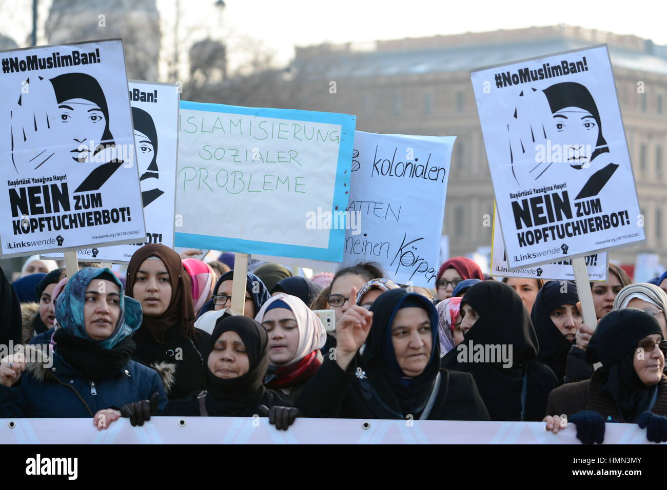 Wien, Österreich. 04. Februar 2017. OSTERREICH, Wien: Demonstration MuslimBanAustria in Wien. Viel mehr als nur ein „Kopftuch-Ban“! Bei dieser Demonstration geht es nicht nur um das Kopftuchverbot, sondern auch um Menschen- und Minderheitenrechte, Antidiskriminierung, Gleichberechtigung und vor allem um das Recht der Frauen auf Selbstbestimmung. Dieser Protest wurde organisiert von: Netzwerk der muslimischen Zivilgesellschaft, Dokumentarfilm für Muslime und Jugendrat der islamischen Religionsgemeinschaft in Wien. Schilder mit der Aufschrift "Nein zum Kopftuchverbot". ©Franz Perc/Alamy Live News Stockfoto