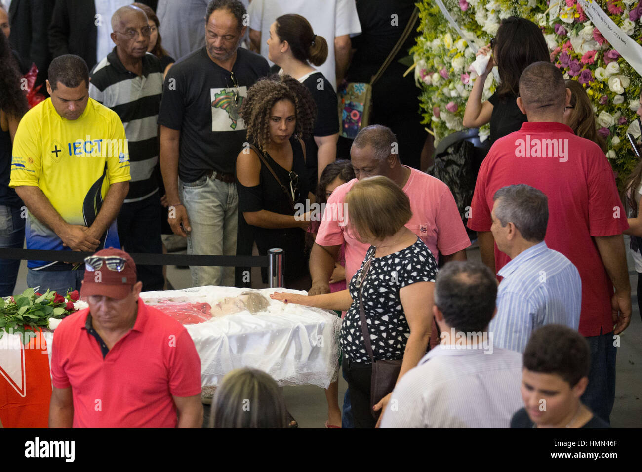 Sao Paulo, Brasilien. 4. Februar 2017. Zuge der ehemaligen First Lady Marisa Leticia, Ehefrau des ehemaligen Präsidenten von Brasilien, Luis Inacio Lula da Silva, in São Bernardo Do Campo (SP). Leticia hatte ins Krankenhaus eingeliefert, da sie vor 10 Tagen einen hämorrhagischen Schlaganfall erlitten am späten Freitag Nachmittag im sterben. Bildnachweis: Paulo Lopes/ZUMA Draht/Alamy Live-Nachrichten Stockfoto