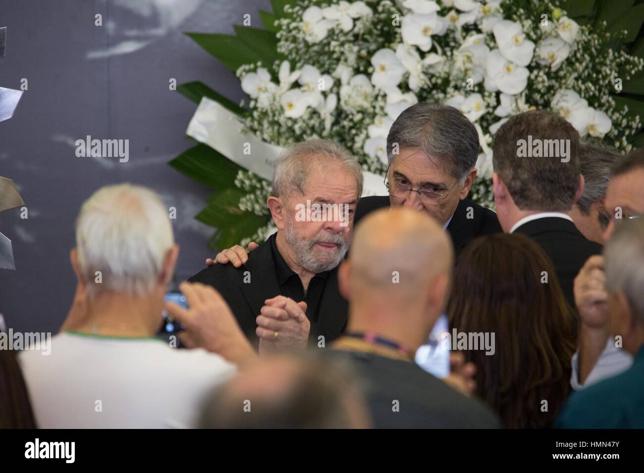 Sao Paulo, Brasilien. 4. Februar 2017. Zuge der ehemaligen First Lady Marisa Leticia, Ehefrau des ehemaligen Präsidenten von Brasilien, Luis Inacio Lula da Silva, in São Bernardo Do Campo (SP). Leticia hatte ins Krankenhaus eingeliefert, da sie vor 10 Tagen einen hämorrhagischen Schlaganfall erlitten am späten Freitag Nachmittag im sterben. Bildnachweis: Paulo Lopes/ZUMA Draht/Alamy Live-Nachrichten Stockfoto