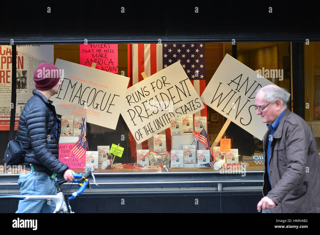 Piccadilly, London, UK. 4. Februar 2017. Waterstones shop Schaufenster an der Stop-Trumpf muslimischen Verbot im Zentrum von London. Bildnachweis: Matthew Chattle/Alamy Live-Nachrichten Stockfoto