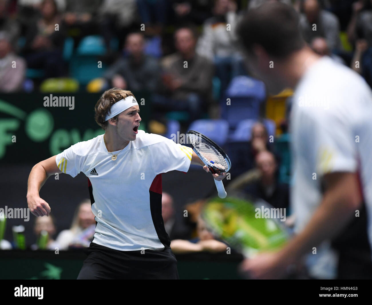 Deutscher Spieler Alexander Zverev (L) jubelt mit Bruder Mischa in einem Doppel-Spiel gegen Belgien De Loore und Bemelmans im Davis Cup erste Runde Tennis-match zwischen Deutschland und Belgien in der Fraport Arena, Deutschland, 4. Januar 2017. Foto: Arne Dedert/dpa Stockfoto